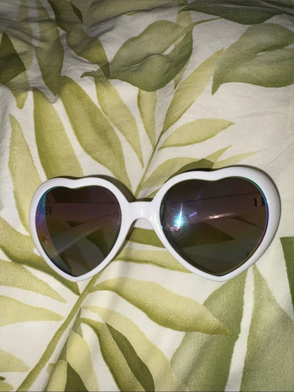 White Heart-Shaped Sunglasses Women’s Fashion Accessory